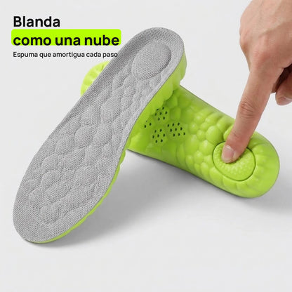 Un dedo hunde la espuma blanda de la plantilla de altura Nubelina