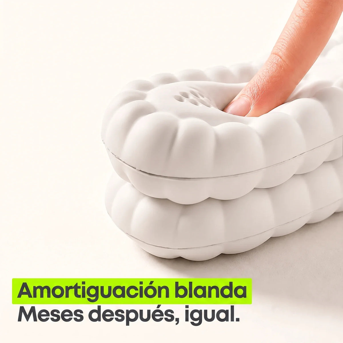 Dedo presionando la espuma de la plantilla: amortiguación blanda