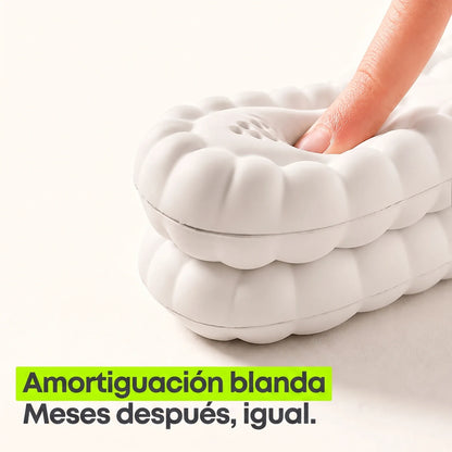 Dedo presionando la espuma de la plantilla: amortiguación blanda