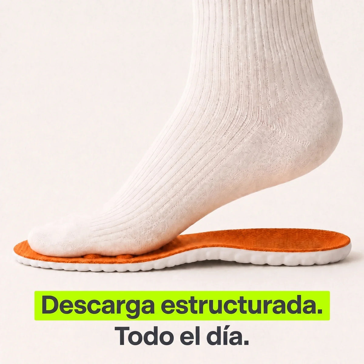 Pie con calcetín pisando la plantilla: descarga estructurada todo el día