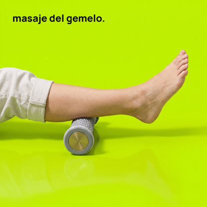 Masaje del gemelo con el rodillo
