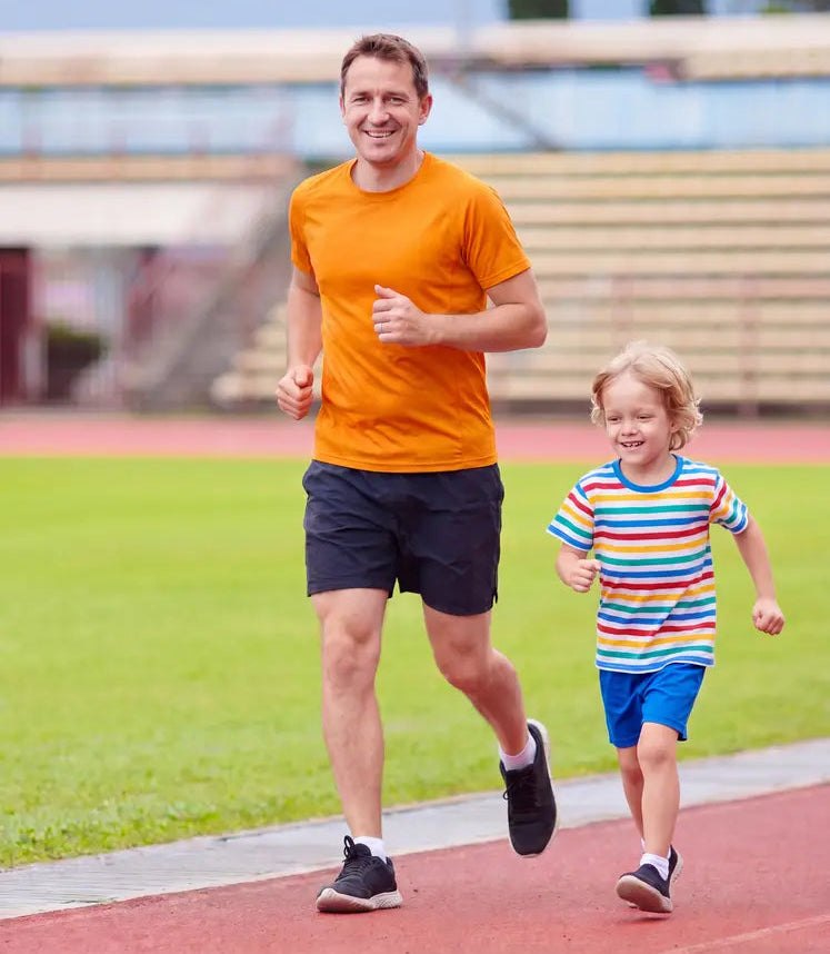 Padre corriendo con su hijo