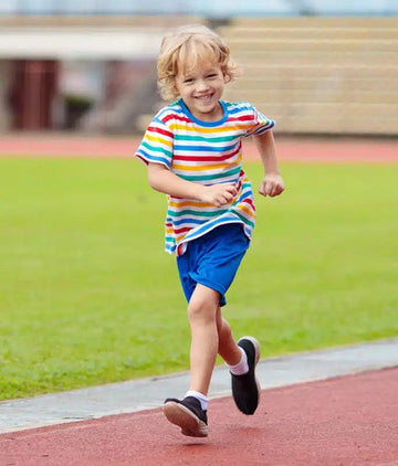 Niño corriendo con sus plantillas